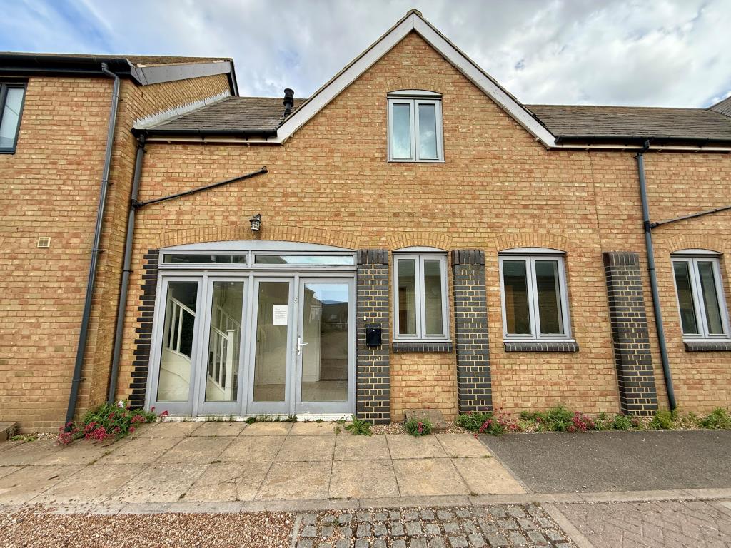 Lot: 62 - THREE-BEDROOM TERRACE HOUSE - Terraced house